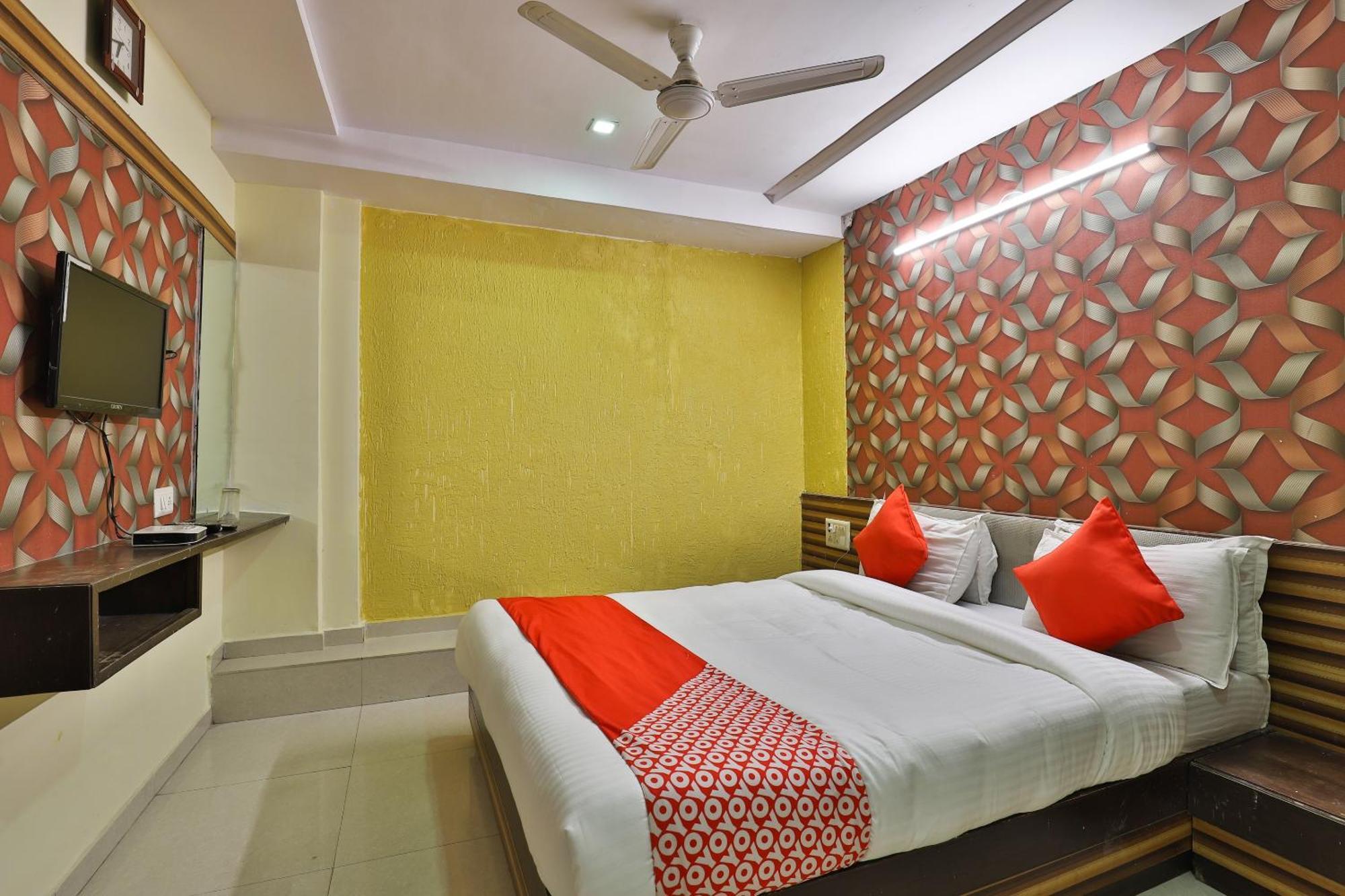 Spot On Hotel Shreeji Palace Ahmedabad Bagian luar foto