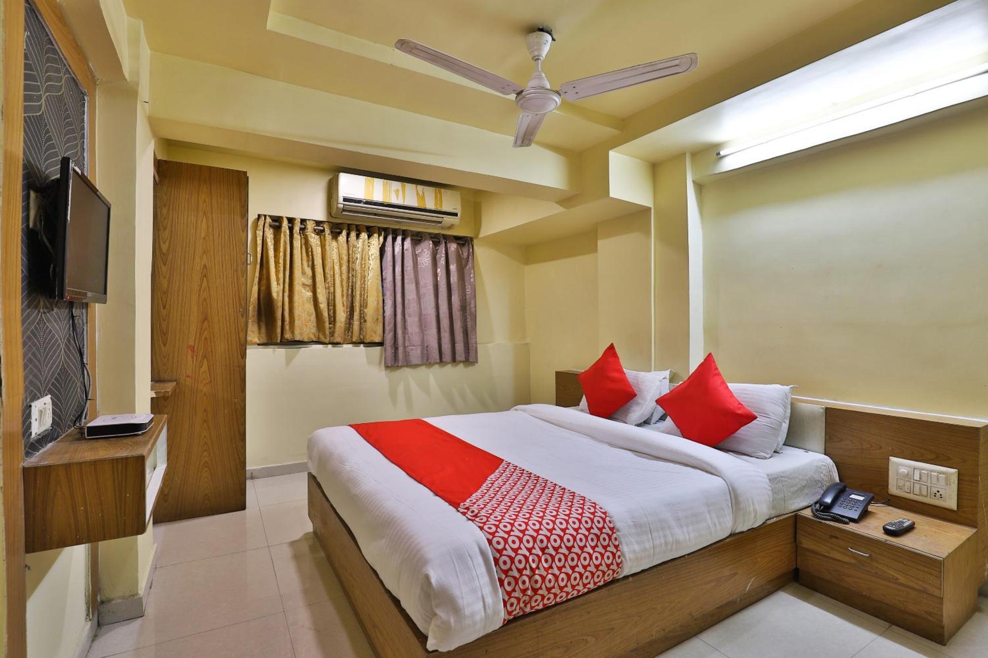Spot On Hotel Shreeji Palace Ahmedabad Bagian luar foto
